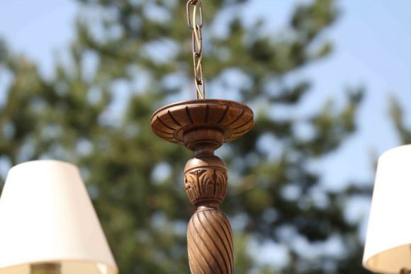 Роскошная антикварная люстра из массива дуба с милыми абажурами 