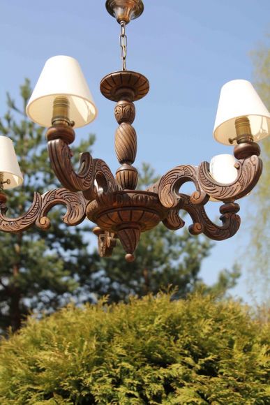 Роскошная антикварная люстра из массива дуба с милыми абажурами 