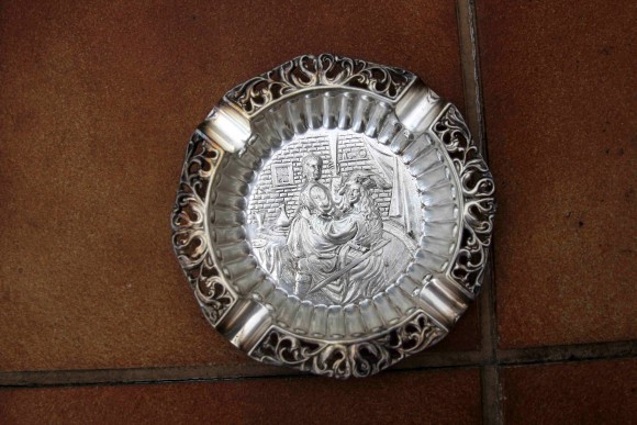 Изящная пепельница с великолепным сюжетом "Влюбленные".