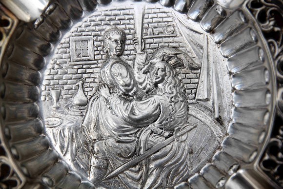 Изящная пепельница с великолепным сюжетом "Влюбленные".