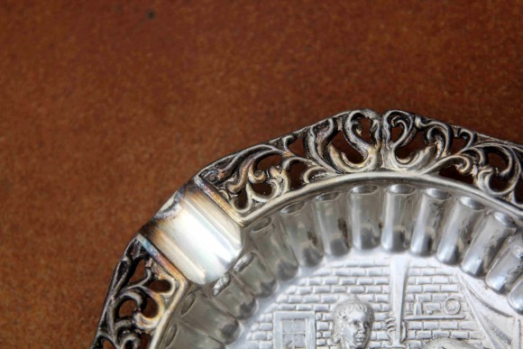 Изящная пепельница с великолепным сюжетом "Влюбленные".