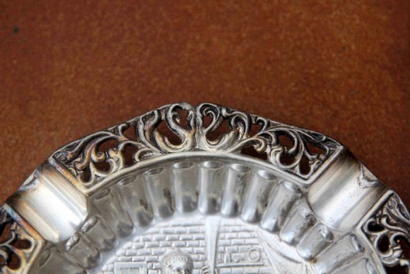 Изящная пепельница с великолепным сюжетом "Влюбленные".