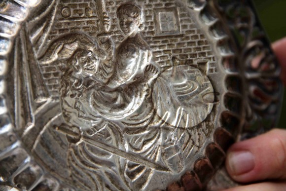 Изящная пепельница с великолепным сюжетом "Влюбленные".