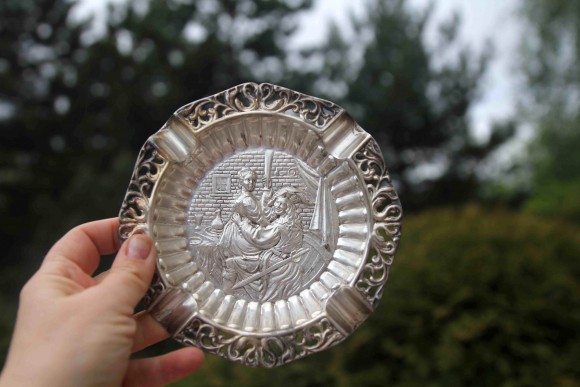 Изящная пепельница с великолепным сюжетом "Влюбленные".