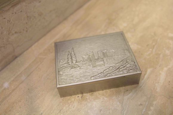 Симпатичная шкатулочка с деревенским пейзажем. Внутри дерево