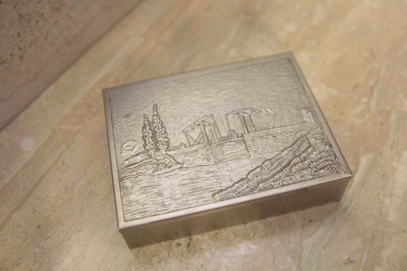 Симпатичная шкатулочка с деревенским пейзажем. Внутри дерево