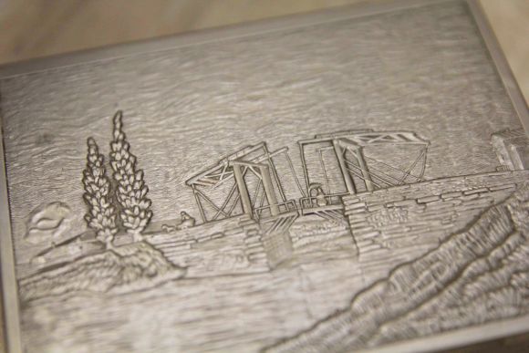 Симпатичная шкатулочка с деревенским пейзажем. Внутри дерево