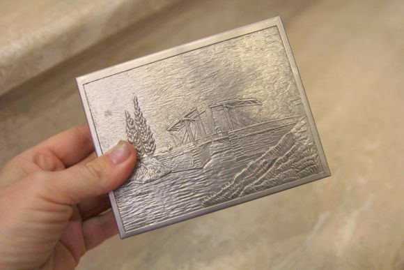 Симпатичная шкатулочка с деревенским пейзажем. Внутри дерево