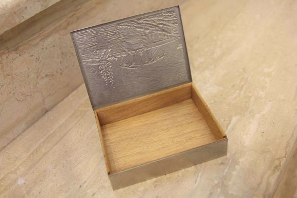 Симпатичная шкатулочка с деревенским пейзажем. Внутри дерево