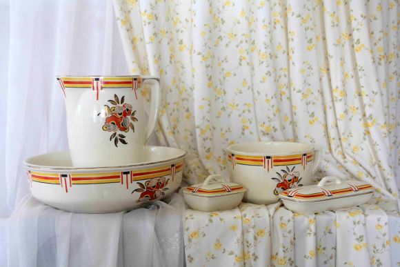 Яркий фарфоровый набор для ванной комнаты или спальни