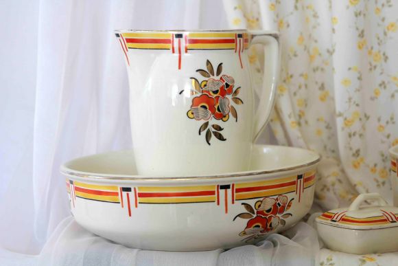 Яркий фарфоровый набор для ванной комнаты или спальни