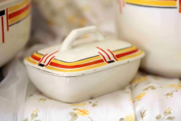 Яркий фарфоровый набор для ванной комнаты или спальни