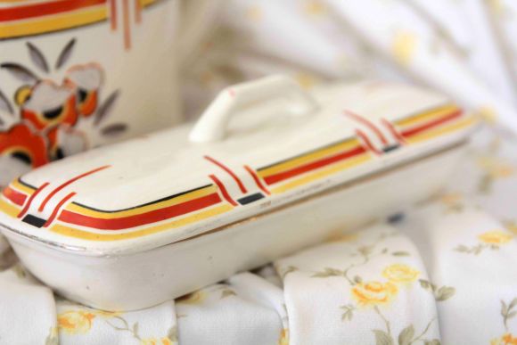 Яркий фарфоровый набор для ванной комнаты или спальни