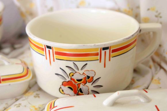 Яркий фарфоровый набор для ванной комнаты или спальни