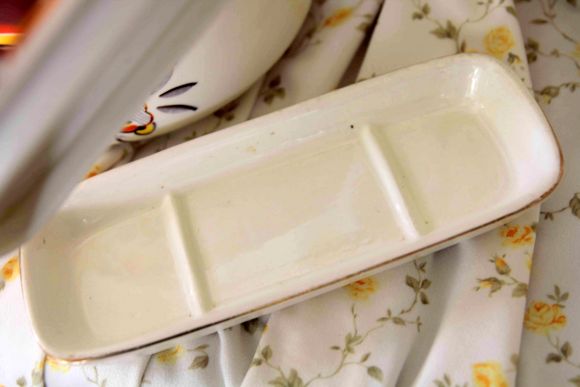 Яркий фарфоровый набор для ванной комнаты или спальни