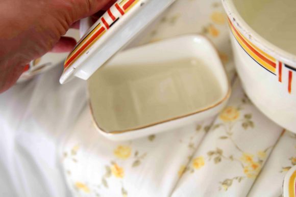 Яркий фарфоровый набор для ванной комнаты или спальни