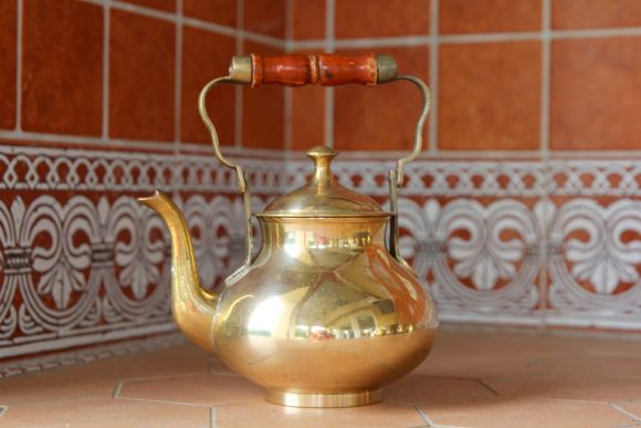 Идеальный тяжёлый чайничек из латуни с деревянной ручкой