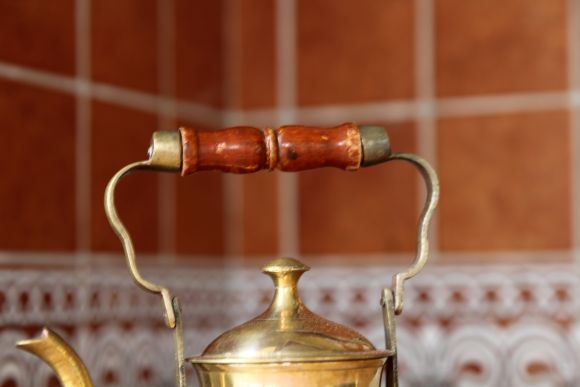 Идеальный тяжёлый чайничек из латуни с деревянной ручкой