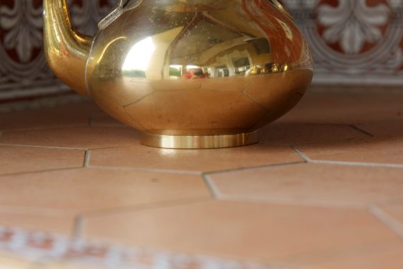 Идеальный тяжёлый чайничек из латуни с деревянной ручкой