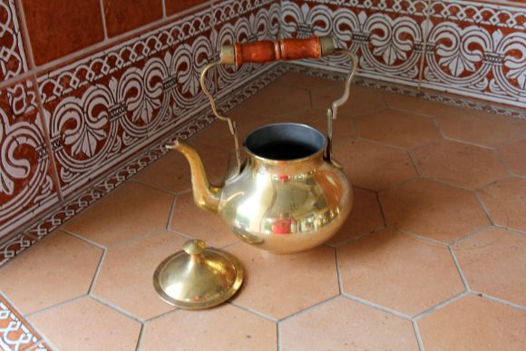 Идеальный тяжёлый чайничек из латуни с деревянной ручкой