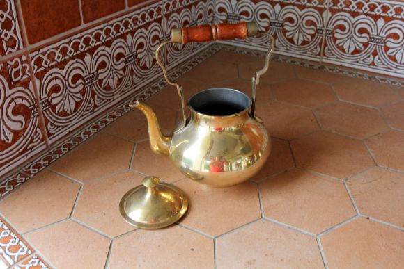 Идеальный тяжёлый чайничек из латуни с деревянной ручкой