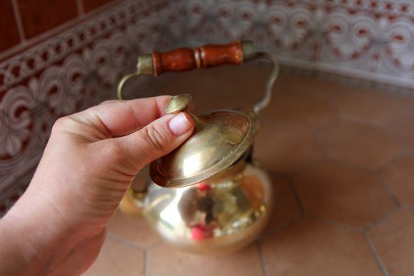 Идеальный тяжёлый чайничек из латуни с деревянной ручкой