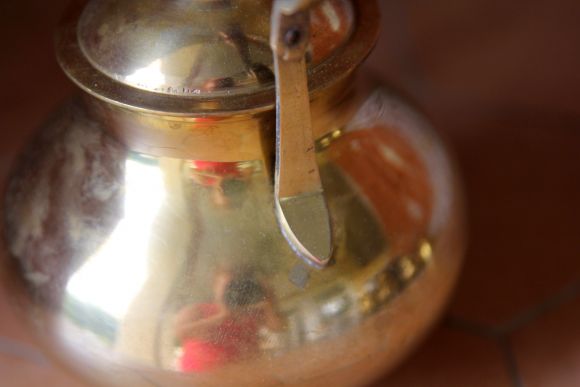 Идеальный тяжёлый чайничек из латуни с деревянной ручкой