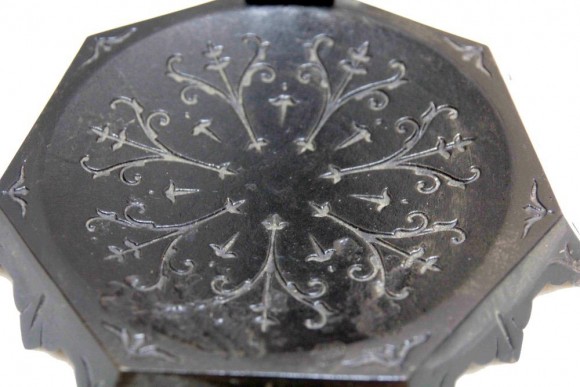 Зонтница из черного металла с готическим рисунком. Европа