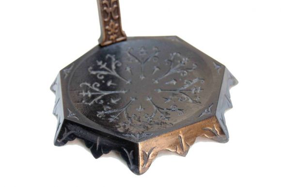 Зонтница из черного металла с готическим рисунком. Европа