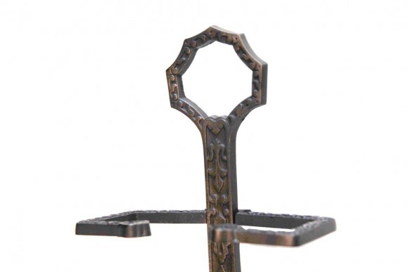 Зонтница из черного металла с готическим рисунком. Европа