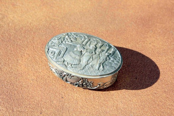 Очаровательная старинная шкатулочка из мельхиора с красным бархатом