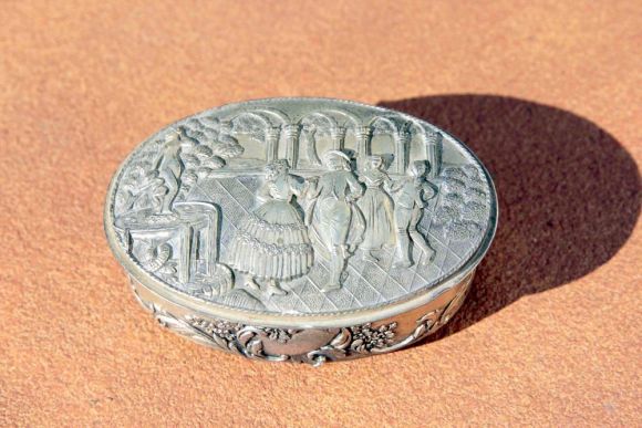 Очаровательная старинная шкатулочка из мельхиора с красным бархатом