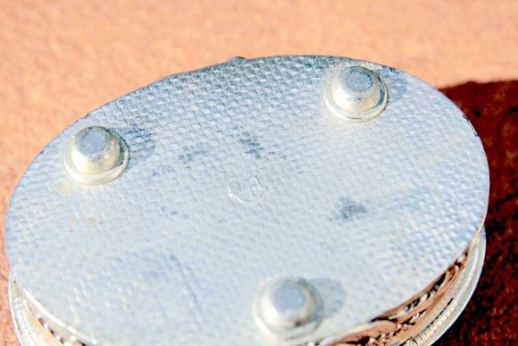 Очаровательная старинная шкатулочка из мельхиора с красным бархатом