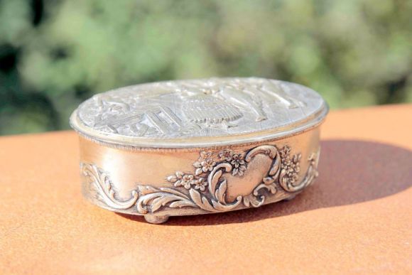 Очаровательная старинная шкатулочка из мельхиора с красным бархатом