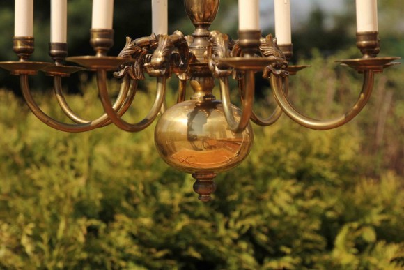Красивая антикварная люстра в полированной бронзе
