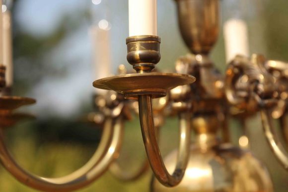 Красивая антикварная люстра в полированной бронзе