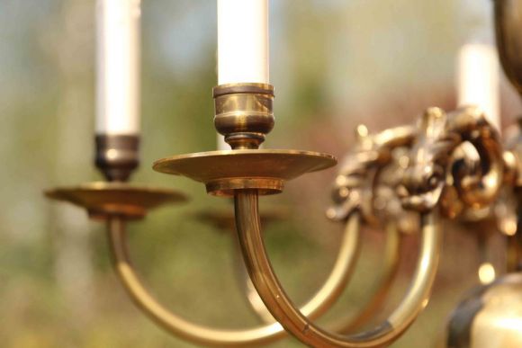 Красивая антикварная люстра в полированной бронзе