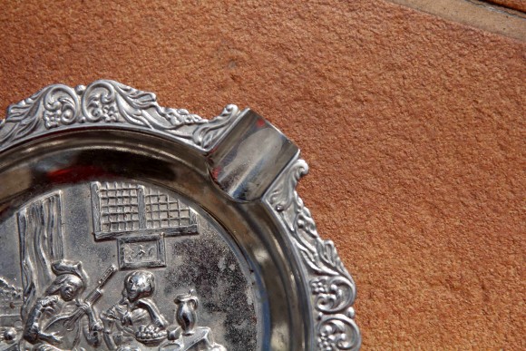 Металлическая пепельница с сюжетом о влюбленных.