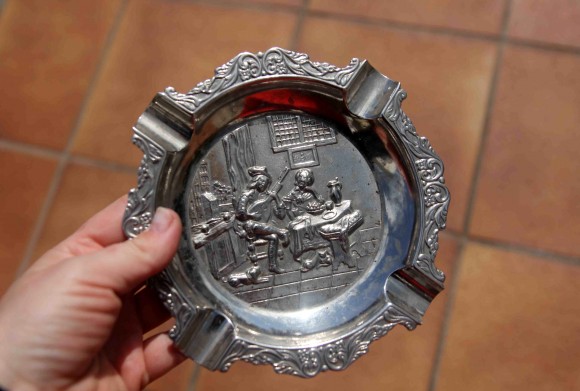 Металлическая пепельница с сюжетом о влюбленных.