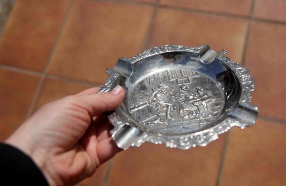 Металлическая пепельница с сюжетом о влюбленных.