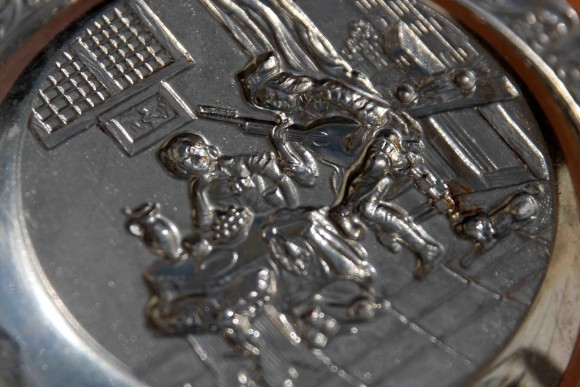 Металлическая пепельница с сюжетом о влюбленных.