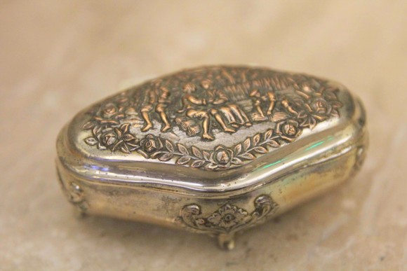 Хорошенькая шкатулочка интересной необычной формы