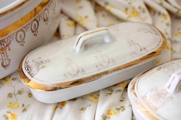 Шикарный фарфоровый набор из 4 предметов