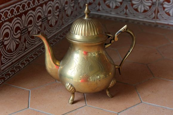 Тяжёлый латунный чайник на ножках