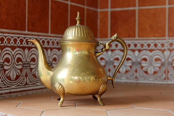 Тяжёлый латунный чайник на ножках