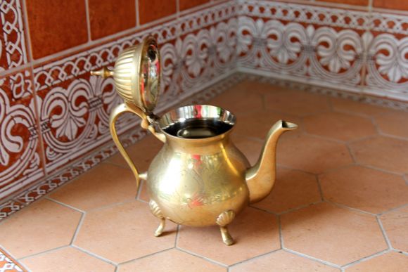 Тяжёлый латунный чайник на ножках