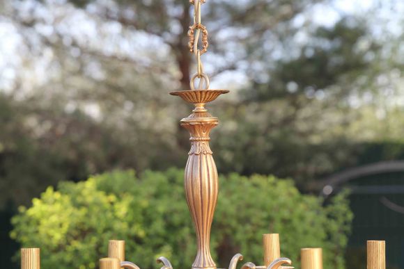 Роскошная антикварная люстра из латуни с патиной. Европа. 