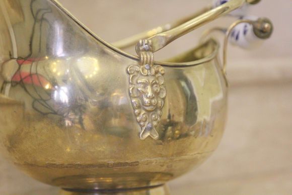 Красивый зольник в виде шлема. Европа. Начало 20 века