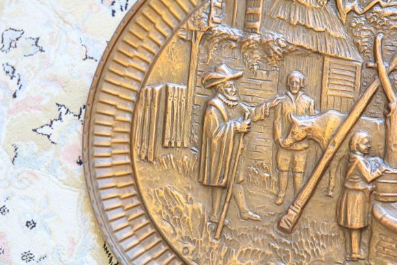 Старинное овальное панно изящной работы