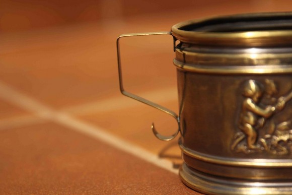 Старинное латунное кашпо на ножках